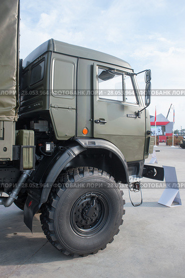 Российский длиннобазный грузовой автомобиль КАМАЗ-53501 семейства "Мустанг" на Международном военно-техническом форуме "Армия-2017", вид на кабину. Редакционное фото, фотограф Малышев Андрей / Фотобанк Лори