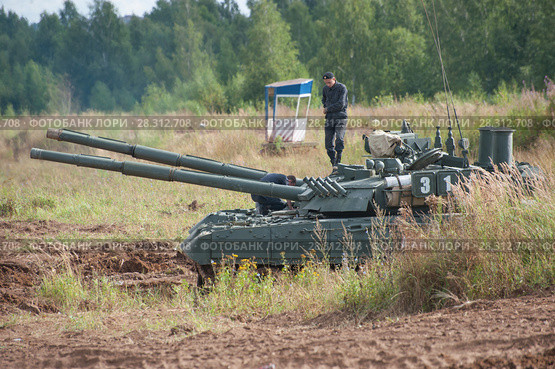 Российский газотурбинный основной боевой танк Т-80У стоит в засаде на бездорожье на Международном военно-техническом форуме "Армия-2017" на полигоне "Алабино" в Московской области, вид слева. Редакционное фото, фотограф Малышев Андрей / Фотобанк Лори