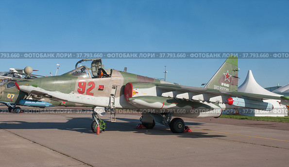 Российский и советский военный дозвуковой самолёт-штурмовик Су-25СМ3 "Супер грач" Frogfoot на Международном авиасалоне МАКС, Жуковский, Россия, вид слева-спереди (2019 год). Редакционное фото, фотограф Малышев Андрей / Фотобанк Лори