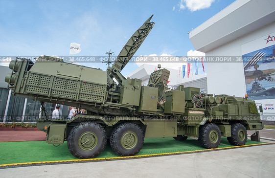 Российский комплекс радиоэлектронной борьбы (РЭБ) «Красуха-2» на четырёхосном шасси БАЗ-6910-022 на Международном военно-техническом форуме "Армия-2019" в парке "Патриот", вид сбоку. Редакционное фото, фотограф Малышев Андрей / Фотобанк Лори