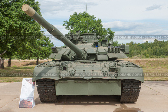 Российский модернизированный основной газотурбинный танк Т-80У-Е1 на полигоне "Алабино" в парке "Патриот", Международный военно-технический форум "Армия", Московская область. Вид спереди (2019 год). Редакционное фото, фотограф Малышев Андрей / Фотобанк Лори