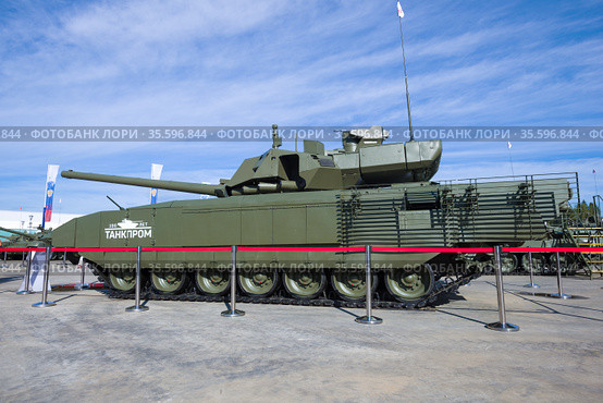 Российский новейший танк "Армата" Т-14 на военном международном форуме "Армия-2020". Вид сбоку. Редакционное фото, фотограф Виктор Карасев / Фотобанк Лори