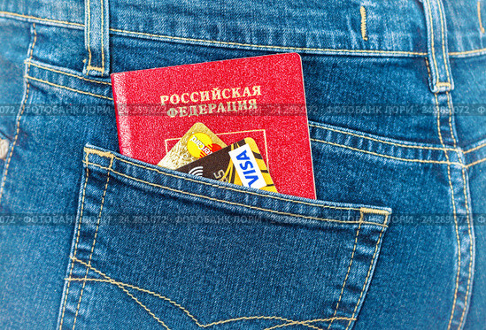Российский паспорт и кредитные карты в заднем кармане джинсов. Редакционное фото, фотограф FotograFF / Фотобанк Лори