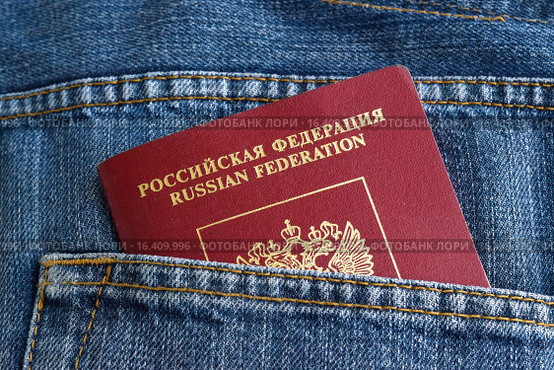 Российский паспорт в кармане джинсов. Стоковое фото, фотограф Сергеев Валерий / Фотобанк Лори