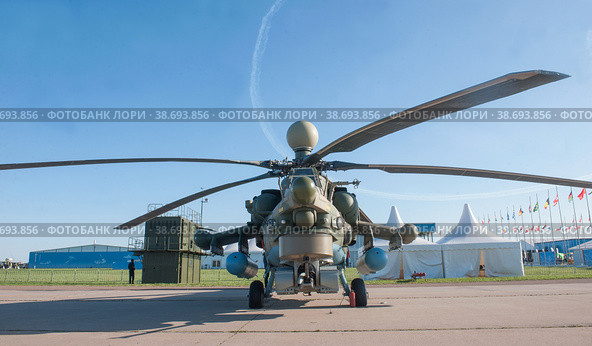 Российский учебно-боевой военный вертолет Миль Ми-28УБ «Ночной охотник» Havoc-B на Международном авиасалоне МАКС, Жуковский, Россия, вид спереди (2019 год). Редакционное фото, фотограф Малышев Андрей / Фотобанк Лори