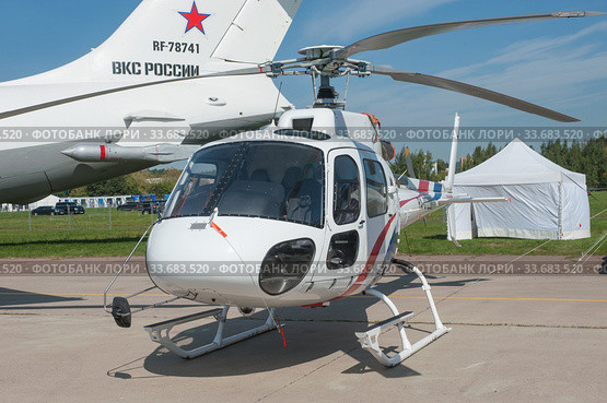 Российский вертолет Eurocopter AS350 B3 с номером RA-07222 Центра эксплуатации объектов космической инфраструктуры на Международном авиакосмическом салоне МАКС-2019 в Жуковском, Россия, вид слева. Редакционное фото, фотограф Малышев Андрей / Фотобанк Лори