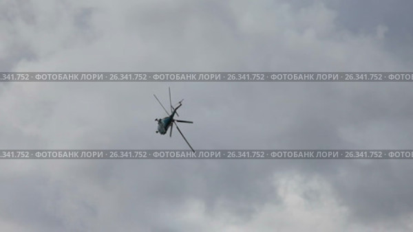 Российский военный вертолет Ми-8 в полете на фоне облачного неба. Редакционное видео, видеограф FotograFF / Фотобанк Лори