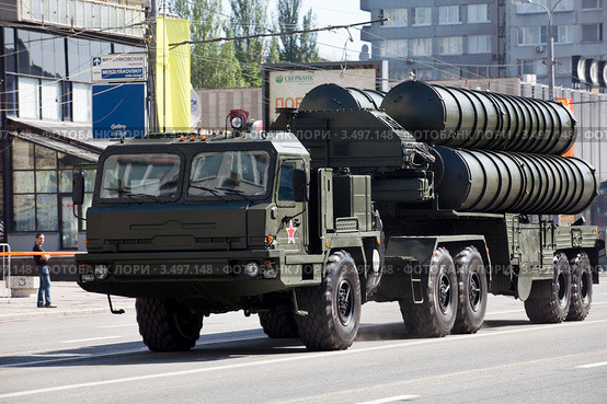 Российский зенитно-ракетный комплекс С-400 "Триумф" проходит по Новому Арбату с утренней репетиции Парада Победы, Москва (2012 год). Редакционное фото, фотограф Николай Винокуров / Фотобанк Лори