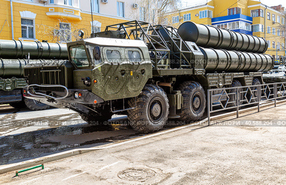 Российский зенитно-ракетный комплекс (ЗРК) С-300 на улице города (2018 год). Редакционное фото, фотограф FotograFF / Фотобанк Лори