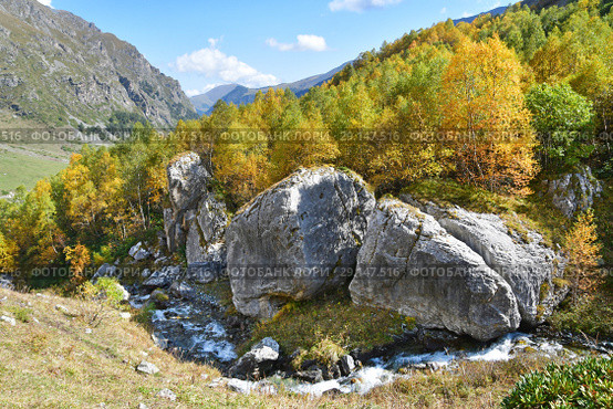 Россия, Архыз. Сентябрь в долине реки Кяфар-Агур (2018 год). Стоковое фото, фотограф Овчинникова Ирина / Фотобанк Лори