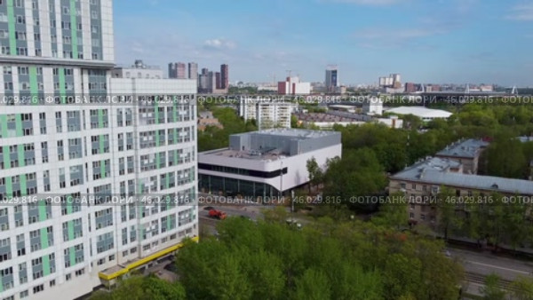 Россия, г. Москва, бульвар Маршала Рокоссовского, 6к1. Жилые дома. На против ТЦ Янтарь (2021 год). Редакционное видео, видеограф Сергей Татаринцев / Фотобанк Лори