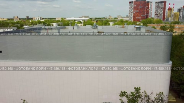 Россия, г. Москва, Открытое шоссе, д. 4. Май 2021. ТЦ Янтарь. Вид с воздуха. Фасад. Крыша. Редакционное видео, видеограф Сергей Татаринцев / Фотобанк Лори