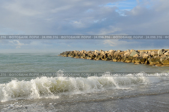 Россия, Краснодарский край, Джубга. Черное море в лучах утреннего октябрьского солнца. Стоковое фото, фотограф Овчинникова Ирина / Фотобанк Лори