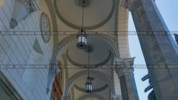 Россия, Краснодарский край, Сочи. Август 2024. ЖД вокзал центрального Сочи. Стоковое видео, видеограф Сергей Татаринцев / Фотобанк Лори