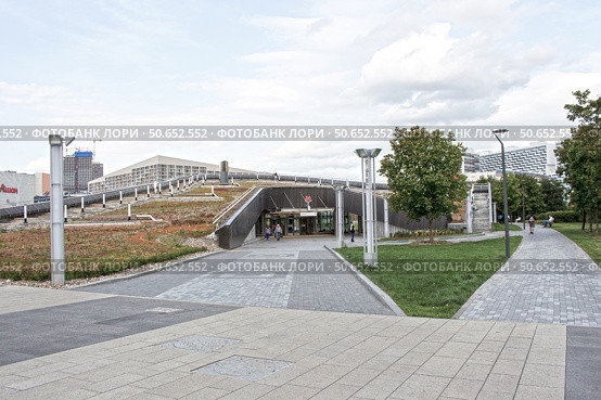 Россия, Москва - 07 августа 2019 года: Россия, Москва: Территория у входа в метро ЦСКА, мощение тротуарной плиткой. Редакционное фото, фотограф Татьяна Васильева / Фотобанк Лори