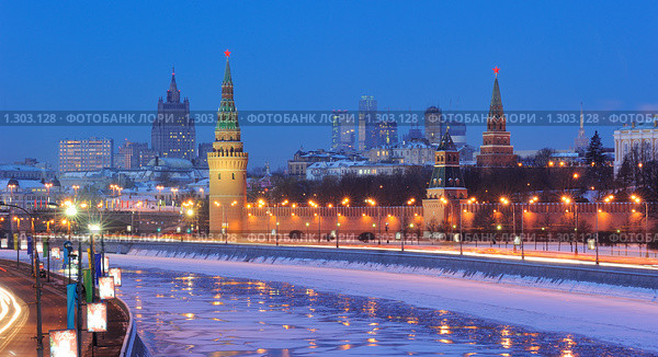 Россия. Москва. Ансамбль Московского Кремля и Москва-Сити на горизонте. Ночной вид через замерзшую Москву-реку с Большого Москворецкого моста. Редакционное фото, фотограф Дмитрий Заморин / Фотобанк Лори