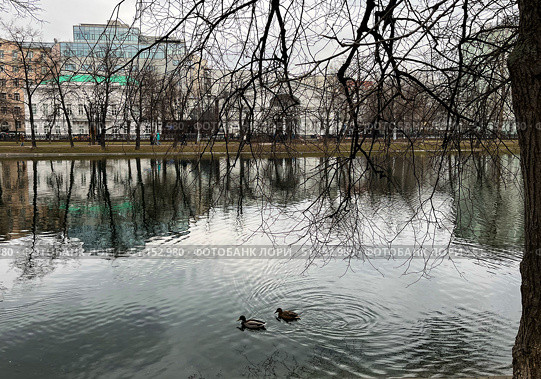 Россия, Москва. Чистые пруды. Вид на театр "Современник". Март 2025.Russia, Moscow. Chistye prudy. View of the Sovremennik Theater. March 2025. Редакционное фото, фотограф Александр Рыбалка / Фотобанк Лори