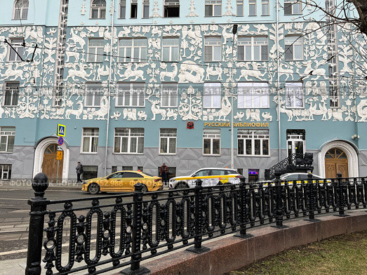 Россия, Москва. Дом со зверями, Чистопрудный бул., 14, стр. 3. Russia, Moscow. House with animals, Chistoprudny blvd., 14, p. 3. Редакционное фото, фотограф Александр Рыбалка / Фотобанк Лори