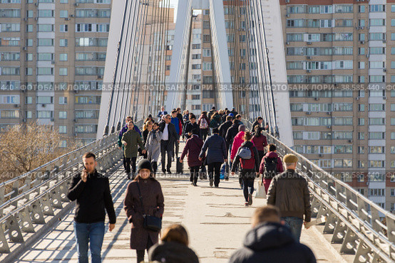 Россия. Москва. Пешеходный мост через Москву-реку от Павшинской поймы до станции метро Мякинино. Russia. Moscow. Pedestrian bridge across the Moskva River from the Pavshinskaya floodplain to the Myakinino metro station. (2019 год). Редакционное фото, фотограф Алексей Смышляев / Фотобанк Лори