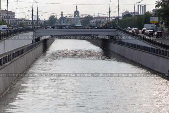 Россия. Москва. Виды Москвы. Астаховский мост через реку Яуза. Russia. Moscow. Views of Moscow. Astakhovsky Bridge over the Yauza River. (2019 год). Редакционное фото, фотограф Алексей Смышляев / Фотобанк Лори