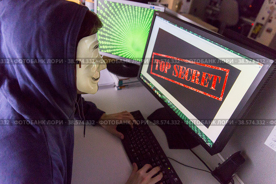 Россия. Санкт-Петербург. Имитация хакера за работой. Информационная и компьютерная безопасность. Russia. Saint-Petersburg. Imitation of a hacker at work. Information and computer security. (2018 год). Редакционное фото, фотограф Алексей Смышляев / Фотобанк Лори