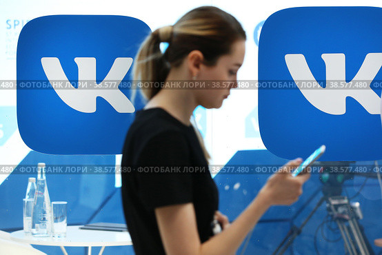 Россия. Санкт-Петербург. Логотип социальной сети ВКонтакте. Russia. Saint-Petersburg. The logo of the social network VKontakte. (2018 год). Редакционное фото, фотограф Алексей Смышляев / Фотобанк Лори