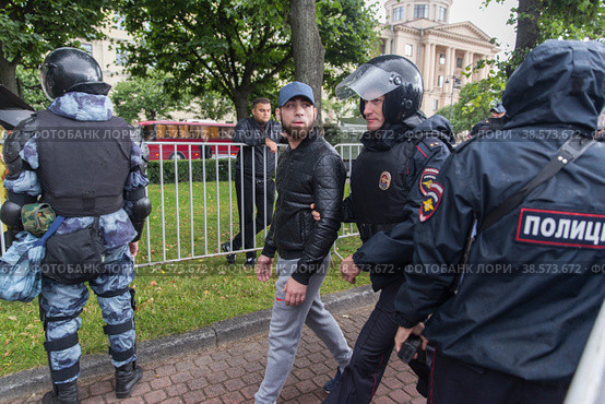 Россия. Санкт-Петербург. Митинг Петербург за Москву. Участники митинга. Сотрудники полиции по просьбе организаторов мероприятия выводят участников, заподренных в провокационных действиях. Russia. Saint-Petersburg. Rally Petersburg for Moscow. Participants of the rally. Police officers, at the request of the organizers of the event, withdraw participants suspected of provocative actions. (2019 год). Редакционное фото, фотограф Алексей Смышляев / Фотобанк Лори