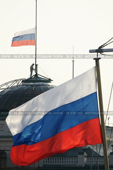 Россия. Санкт-Петербург. Спуск государственного флага на здании полномочного представителя президента РФ в Северо-западном округе во время объявления траура. Russia. Saint-Petersburg. The descent of the state flag on the building of the plenipotentiary representative of the President of the Russian Federation in the North-Western District during the declaration of mourning. (2011 год). Редакционное фото, фотограф Алексей Смышляев / Фотобанк Лори