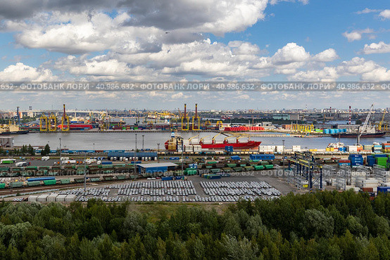 Россия. Санкт-Петербург. Вид на морской порт, Угольную гавань и контейнерный терминал. Russia. Saint-Petersburg. View of the seaport, Coal harbour and container terminal. (2023 год). Стоковое фото, фотограф Алексей Смышляев / Фотобанк Лори