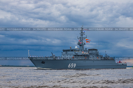 Россия. Санкт-Петербург. Военный корабль в акватории Финского залива. Корабль противоминной обороны «Владимир Емельянов», бортовой номер 659 (2020 год). Редакционное фото, фотограф Литвяк Игорь / Фотобанк Лори