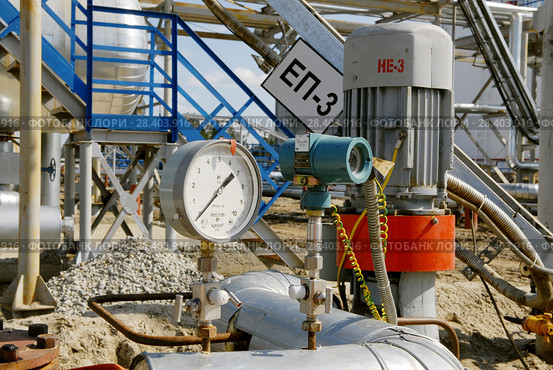 Россия, Сибирь, Тюменская область, Уватский район; Усть-Тегусское нефтяное месторождение; датчики и приборы на трубопроводах для нефти (2009 год). Редакционное фото, фотограф Александр Циликин / Фотобанк Лори