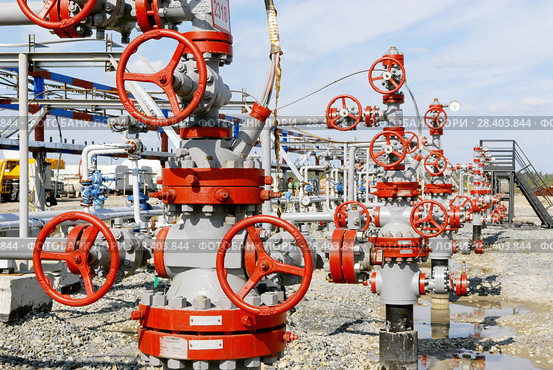 Россия, Тюменская область, Уватский район; Усть-Тегусское нефтяное месторождение; Кустовая площадка №1. глубинные насосы, задвижки. Стоковое фото, фотограф Александр Циликин / Фотобанк Лори