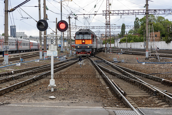 Россия. Воронеж. Пассажирский поезд едет мимо семафора. Russia. Voronezh. A passenger train passes by a semaphore. Стоковое фото, фотограф Алексей Смышляев / Фотобанк Лори