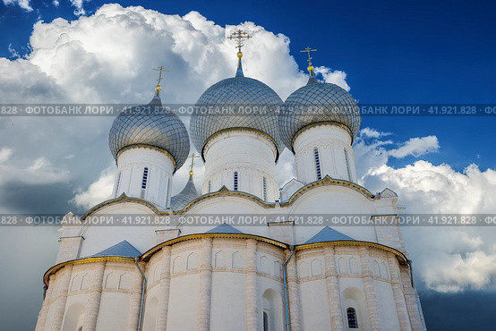 Ростовский кремль Россия Ростов Великий. Белые облака на небе. Лето. Стоковое фото, фотограф Оксана Владимировна Грачева / Фотобанк Лори