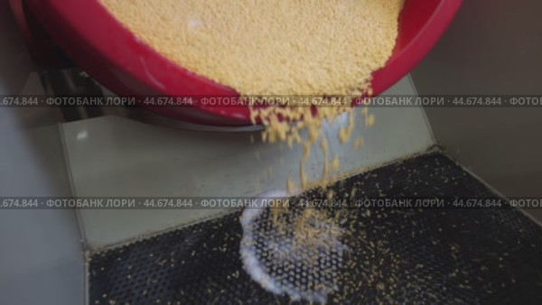 Rotating Drum Tumbler Machine Mixing Yellow Sand. Стоковое видео, видеограф Гурьянов Андрей / Фотобанк Лори