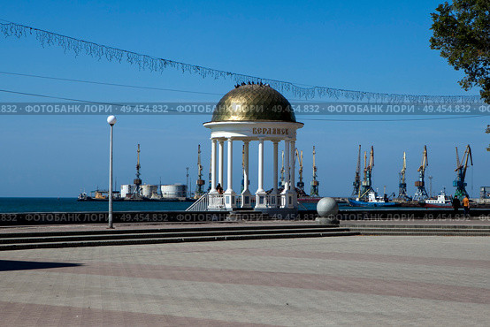 Ротонда с надписью "Бердянск" на фоне бердянского морского торгового порта. Бердянск. Запорожская область. Редакционное фото, фотограф Сергей Афанасьев / Фотобанк Лори