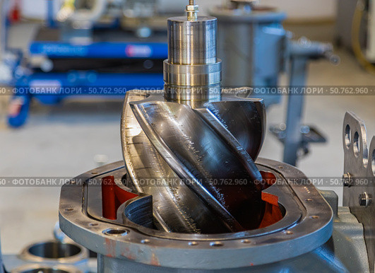 Rotor of screw compressor being assembled in factory. Стоковое фото, фотограф Юрий Поздников / Фотобанк Лори