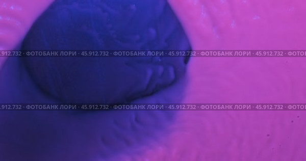 Розовую флуоресцентную краску сдувает ветром. Абстрактный фон из жидкого неона. Поток ветра сдувает розовую краску. Вид сверху. Стоковое видео, видеограф Александр Собко / Фотобанк Лори