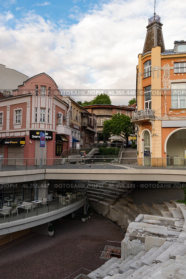 Руины римского стадиона в центре Пловдива, Болгария (2019 год). Редакционное фото, фотограф Дымов Игорь / Фотобанк Лори