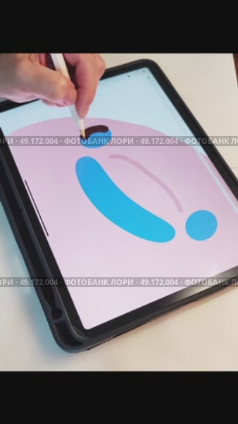 Рука девушки креатора держит пальцами pensil и рисует на планшете ipad pro изображение Кавайное животное Аксолотль в специальной программе для обучения художников для инстаграм и тик ток. Стоковое видео, видеограф Светлана Русских / Фотобанк Лори