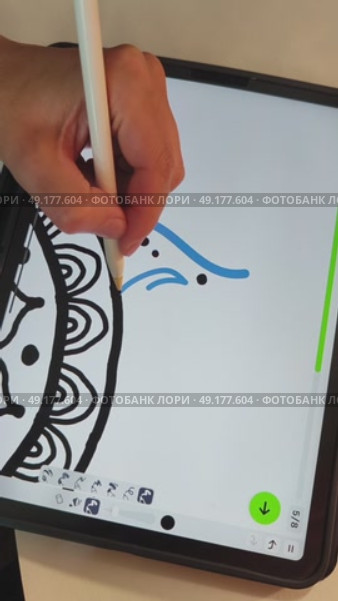 Рука девушки креатора держит пальцами pensil и рисует на планшете ipad pro изображение мандалы в специальной программе для обучения художников для инстаграм и тик ток. Стоковое видео, видеограф Светлана Русских / Фотобанк Лори