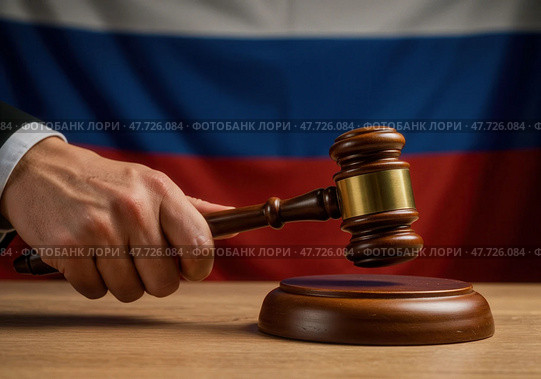 Рука с судейским  молотком решает судьбы в зале суда на фоне российского флага. Стоковое AI-изображение, AI-художник Сергей Никифоров-Гордеев / Фотобанк Лори