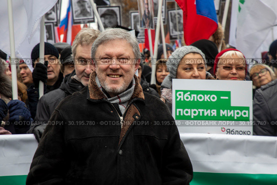 Руководитель партии "Яблоко" Григорий Алексеевич Явлинский принимает участие в оппозиционном марше памяти политика Бориса Немцова на Страстном бульваре города Москвы, Россия, 24 февраля 2019. Редакционное фото, фотограф Николай Винокуров / Фотобанк Лори
