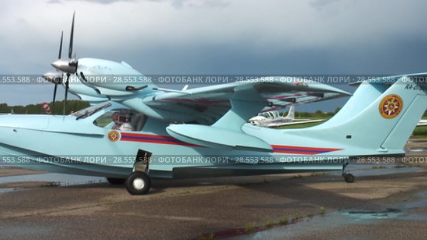 Руление самолета-амфибии Л-42 на аэродроме. Taxiing L-42 amphibian aircraft on the airfield. Редакционное видео, видеограф Евгений Романов / Фотобанк Лори