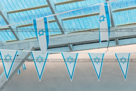 Румыния. Брашов. Флажки с израильской символикой. Romania. Brashov. Flags with Israeli symbols. Стоковое фото, фотограф Алексей Смышляев / Фотобанк Лори