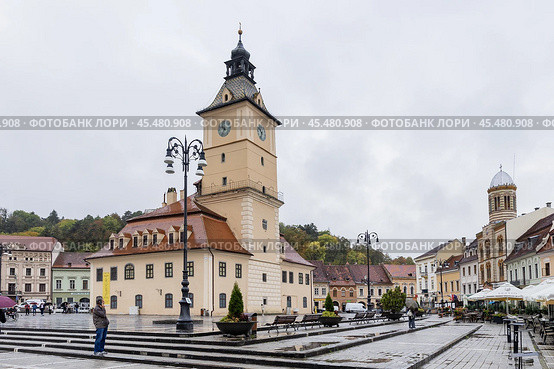Румыния. Брашов. Площадь Городского совета и здание ратуши. Romania. Brashov. The City Council Square and the Town Hall building. Стоковое фото, фотограф Алексей Смышляев / Фотобанк Лори