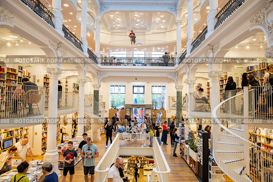 Румыния. Бухарест. Интерьеры книжного магазина Карусель света. Romania. Bucharest. The interiors of the Carousel of Light bookstore. Редакционное фото, фотограф Алексей Смышляев / Фотобанк Лори