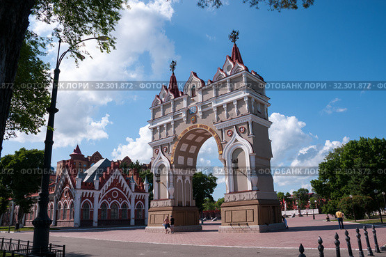 Russia, Blagoveshchensk, July 2019: triumphal arch in honor of Tsarevich Romanov on the embankment of the city of Blagoveshchensk. Стоковое фото, фотограф Катерина Белякина / Фотобанк Лори