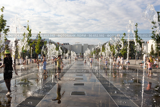 Russia, Moscow - 06 July 2020:   Khodynka field, Park and residential area. Fountain at summer day. Редакционное фото, фотограф Татьяна Васильева / Фотобанк Лори