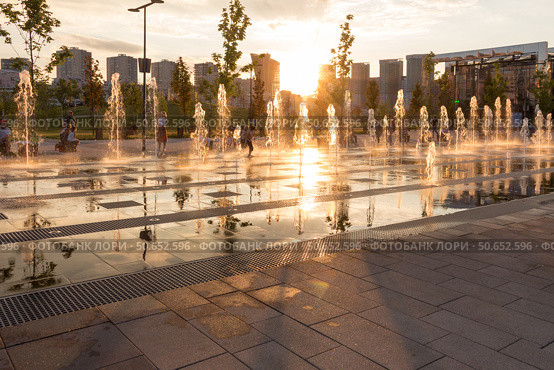 Russia, Moscow - 06 July 2020:   Khodynka field, Park and residential area. Fountain at sunset of a summer day. Редакционное фото, фотограф Татьяна Васильева / Фотобанк Лори